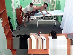 Сексуальная медсестра в откровенной униформе мастурбирует в кабинете врача
