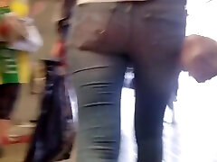 MILFs ass in tight jeans