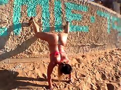 la fille chaude pawg ukrainienne twerk son gros cul juteux à la plage
