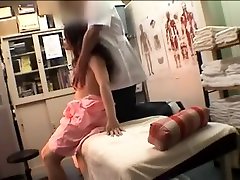 atractiva chica oriental con pechos encantadores recibe un masaje