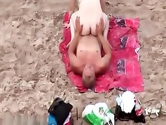 Spying on wild amateurs fucking at the beach