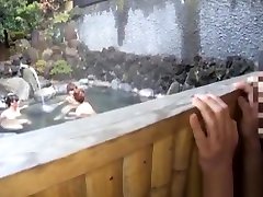 des ados asiatiques coquins qui taquinent un mec en chaleur dans le bain