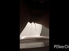 Ma maîtresse dominatrice pisse debout au toilette Ma maîtresse dominatrice pisse debout au toilette