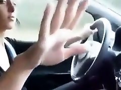 masturbuje się w samochodzie