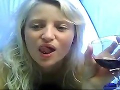 Блондинка мастурбирует в туристической палатке на природе фото