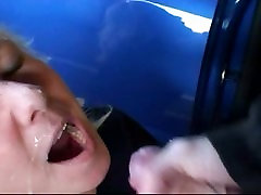 amateur blonde sexy reçu un grand soin du visage dans un parking
