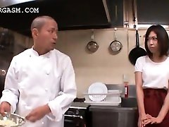 asiatique serveuse obtient seins attrapé par son patron au travail