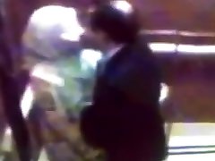 tudung cium dalam lift