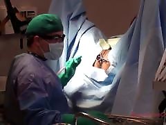 دیزی کاربری تحت عمل جراحی می رود توسط دکتر تمپا