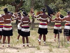 丰满的非洲妇女赤裸上身的舞蹈2