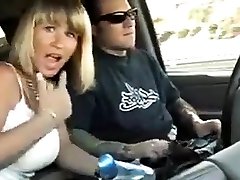 Голая девушка ездит за рулем авто и мастурбирует фото