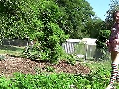 transwestyta w ogrodzie degustacja truskawek 155