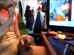 bello sexy junkie fumo nudo mentre guardando porno