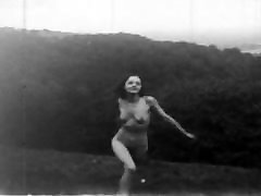 ragazza e donna nuda al di fuori-azione al rallentatore 1943