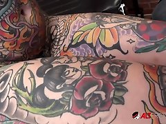 Tiger Lilly gets a jabardasti hota hua tattoo while nude