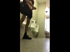 возбужденный высокий стройный парень дрочит свой большой член в туалете