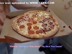 Маленькая Николь трахается с высоким парнем за пиццу - секс порно видео