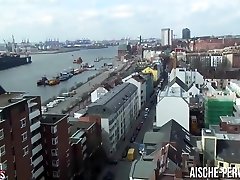 हैम्बर्ग में बंदरगाह पर एक फूहड़ उठाया