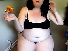 巨大的肥胖女孩与臃肿的肚子