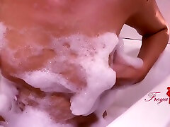 Student Mastrubate In The Hottub View Close Up Her Pussy