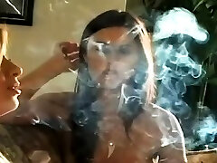Голая сука курит сигарету (15 фото эротики)
