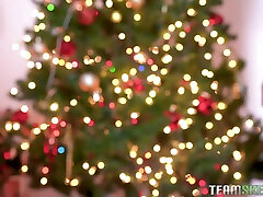 क्रिसमस ट्री के नीचे ब्रिटनी लाइट और माज़ी ग्रेस के साथ त्रिगुट सेक्स