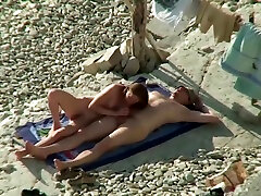 paar teilen heiße momente auf öffentlichen fkk-strand - outdoor voyeur sex