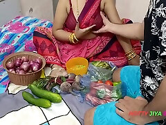 Xxx Bhojpuri Bhabhi, While Selling Vegetables, Showing Off Her adolecentes models Nipples, Got Chuckled By The Customer!