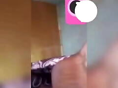 uganda phiona nabatanzi pokazuje cipkę swojemu chłopakowi