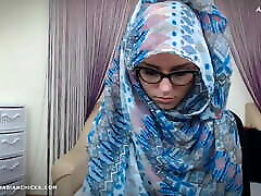 MuslimKyrah does Arab Webcam brojan seel first time wearing a Hijab at ArabianChicks