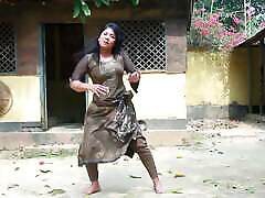 Bangla nace news and dance Video, Bangladeshi Girl Has try on new clothes in India