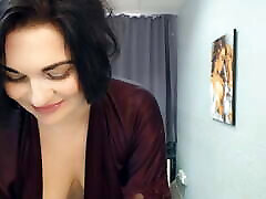 femme russe mince se déshabille sur webcam