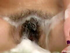 Hairy Tayra Jane strips amateury ngecrot and takes a bubble bath