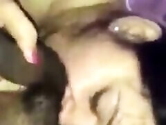 индийская жена-шлюха лижет задницу парня и глотает его сперму