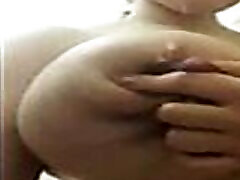 बड़े दूधिया स्तन
