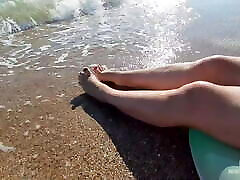 女主人腿赤脚在夏天的海边