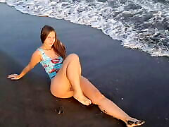 Teen puffy pussfy in the beach