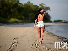 super gruby model kirsten na plaży & ndash; szalone krzywe