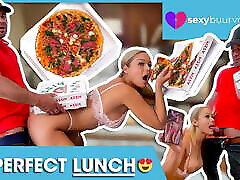 I fuck a 89 femalexx guy while eating pizza! SEXYBUURVROUW.com
