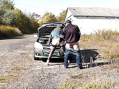 un passant au hasard a aidé une milf à réparer sa voiture et la baisée en levrette