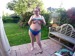 همسر نشان دادن لباس شنای زنانه دوتکه در باغ