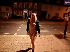 молодая жена-блондинка прогуливается обнаженной по главной улице в саффолке