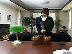горячая японская секретарша отсасывает своему боссу
