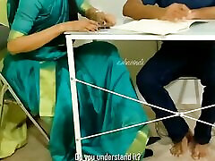 profesora india sexy le da a su alumno un trabajo de pies y follar