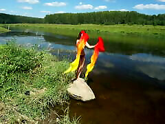 цветные веера на валуне в реке волга