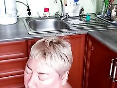 putain de femme dans la straight video 10513 dans la cuisine et éjacule sur son visage 2