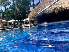 шлюха с большими сиськами идеально sapona leoni в бассейне отеля - рискованно :p