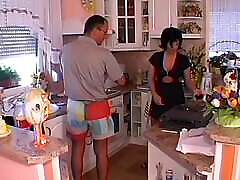 sexy roxy avec son papa dans la cuisine