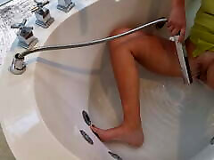 une belle étudiante solitaire se masturbe la webcam jack off stroking dans la baignoire