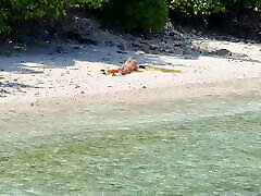 guardoni & ndash; ragazza nuda sulla spiaggia tocca la figa